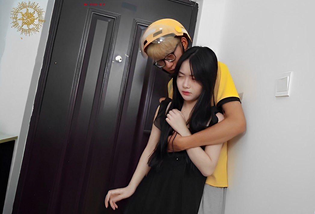 Anh shipper may mắn gặp em chủ nhà đang say rượu