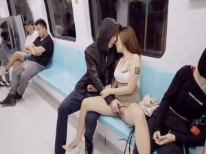 โสเภณีที่แต่งตัวไม่เรียบร้อยโดนระยำบนรถไฟใต้ดิน