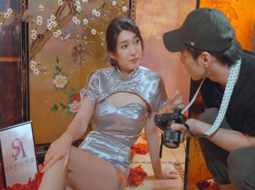 Şanslı fotoğrafçı çekim yerinde cheongsam modelini yedi