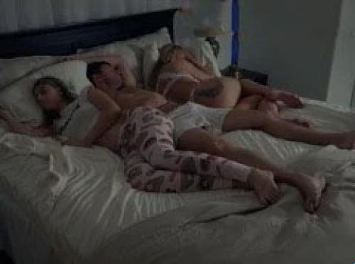 Die Tochter hatte einen Albtraum und schlief bei ihrer Mutter und ... ihrem Stiefvater ein