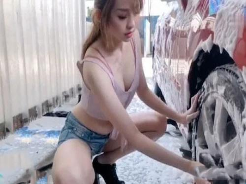 Seksi kadın araba yıkama çalışanı