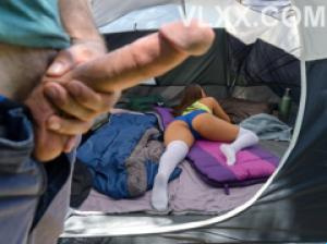 Indo acampar juntos, um jovem fodeu a esposa do vizinho